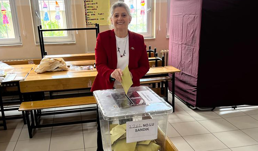 CHP Trabzon Milletvekili adayı Sibel Suiçmez, oyunu kullandı