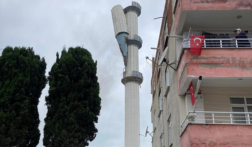 Giresun'da minare yıkımı sırasında tel koptu! İlçe elektriksiz kaldı