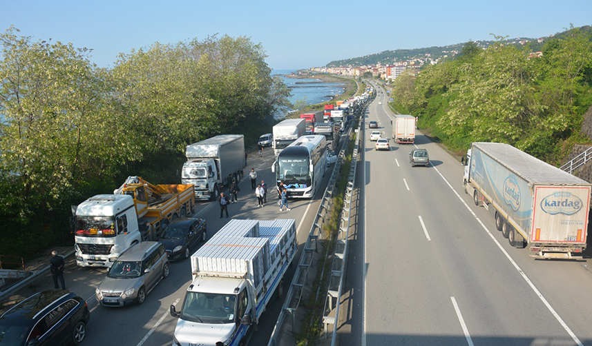 Giresun'da temizlik aracına tır çarptı! 3 yaralı