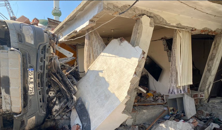 kamyon binayı yıktı1