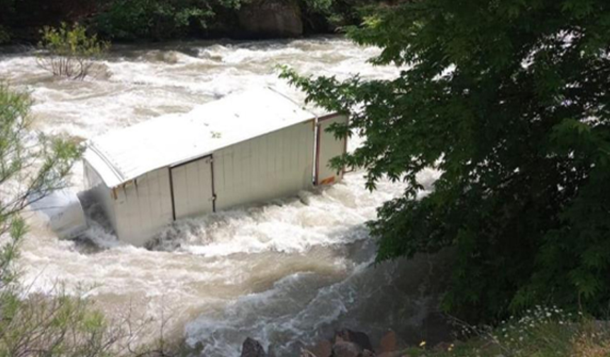 kamyon nehre uçtu artvin 1