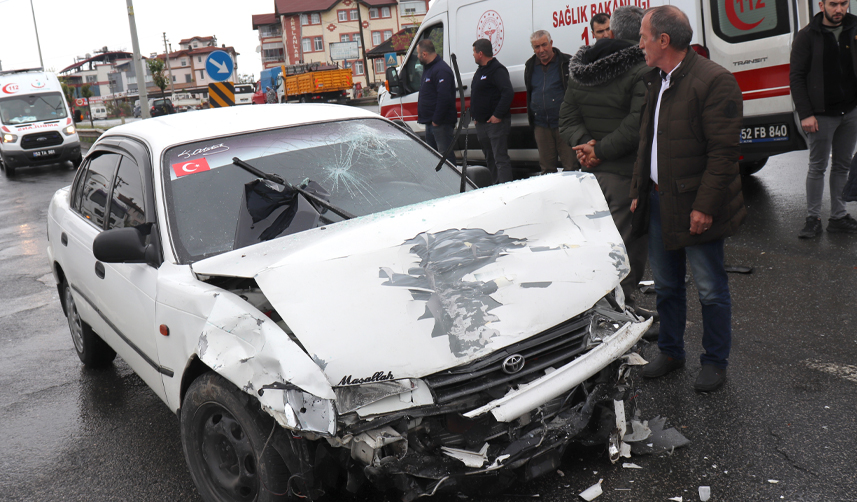 ordu iki araç birbirine girdi 2