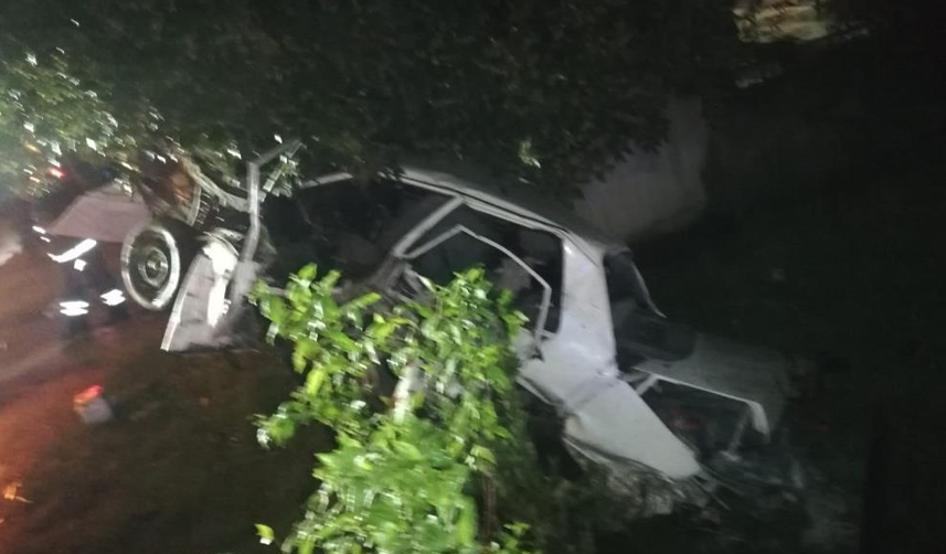 otomobil ağaca çarptı1