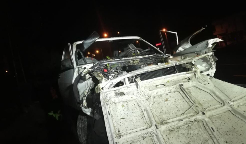 otomobil ağaca çarptı2