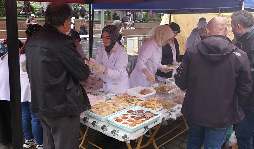 Trabzon'da depremzedeler için hayır panayırı 