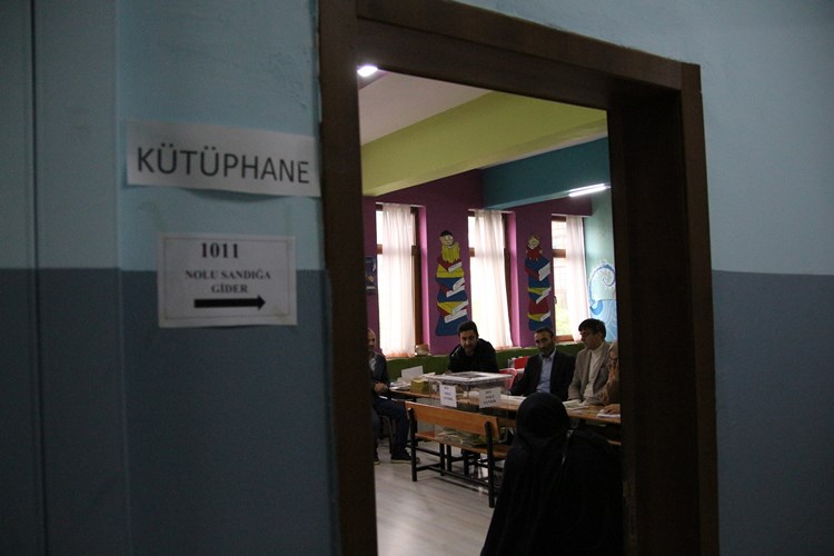 Rize'de Cumhurbaşkanı Erdoğan'ın hemşehrileri oylarını kullanıyor