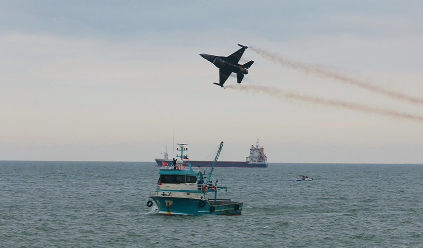 Türk Yıldızları Samsun semalarında gösteri uçuşu yaptı