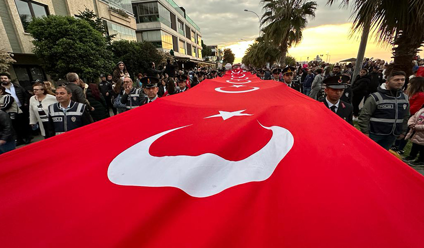 Samsun'da 1919 metrelik Türk bayrağıyla yürüyüş yapıldı