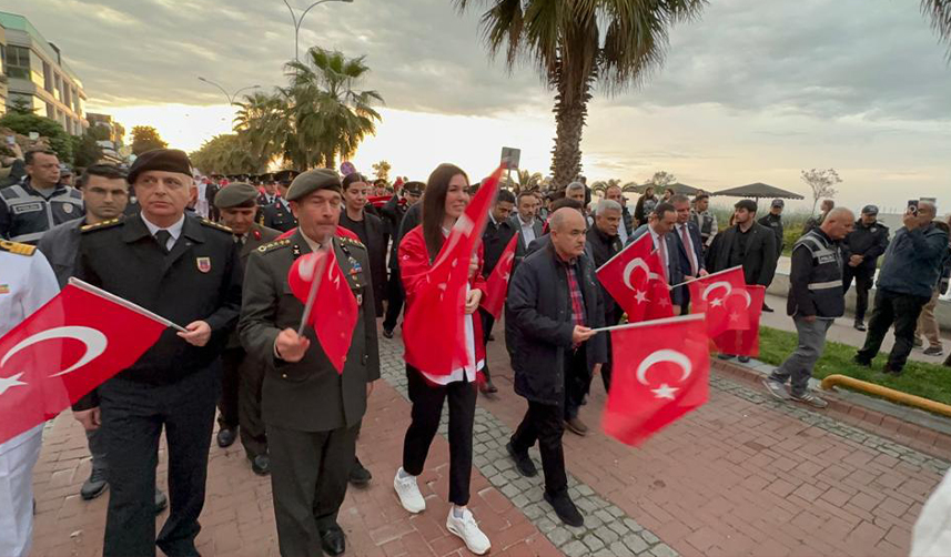 Samsun'da 1919 metrelik Türk bayrağıyla yürüyüş yapıldı