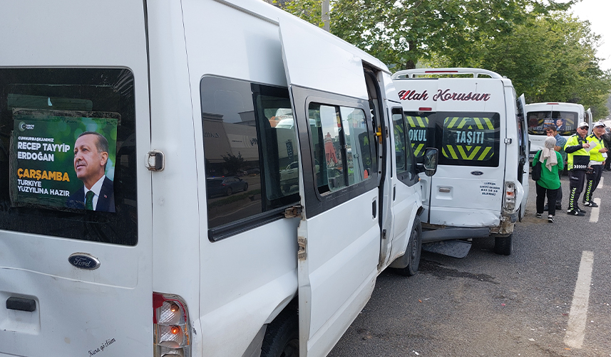 Cumhurbaşkanı Erdoğan'ın mitingine giden konvoyda zincirleme kaza: 4 yaralı