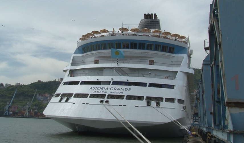 Trabzon'a sezonun ilk kruvaziyer gemisi geldi