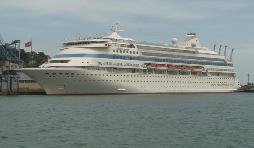 Trabzon'a sezonun ilk kruvaziyer gemisi geldi