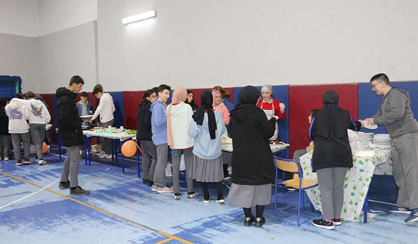 Trabzon'da depremzede öğrenciler için kermes düzenlendi