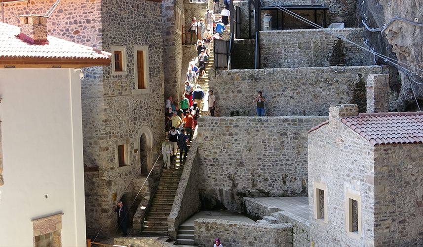 Trabzon'da Sümela Manastırı'na ziyaretçi akını