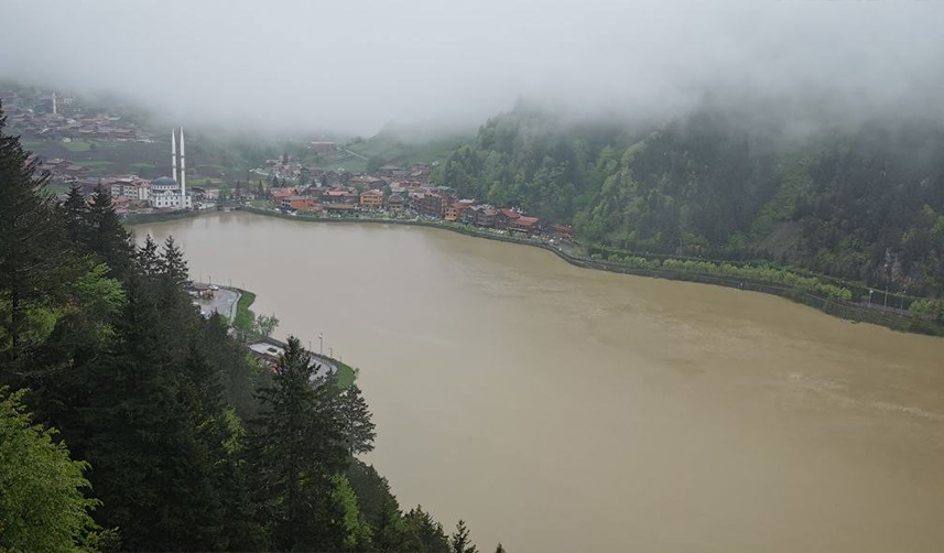 Trabzon'da yağışlar Uzungöl'ü çamura çevirdi