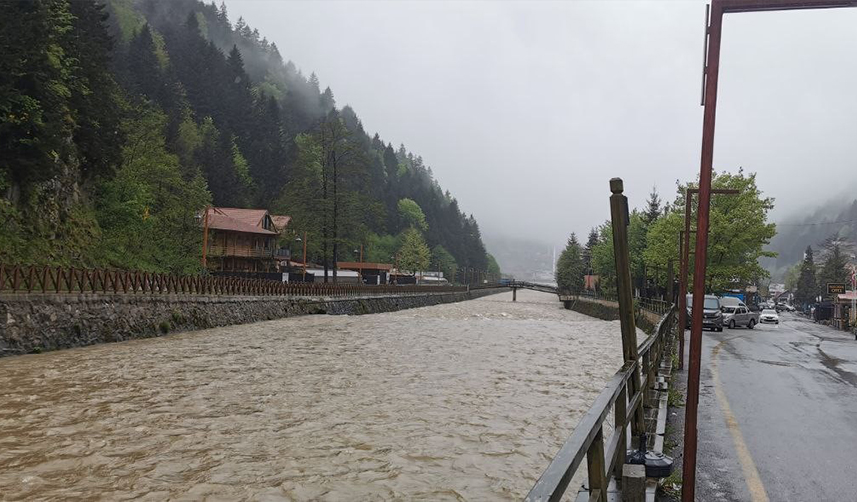 Trabzon'da yağışlar Uzungöl'ü çamura çevirdi