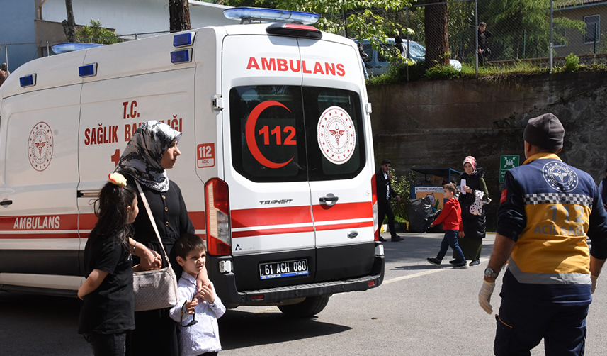 Trabzon’da yatağa bağımlı hasta ambulansla oy kullanmaya gitti