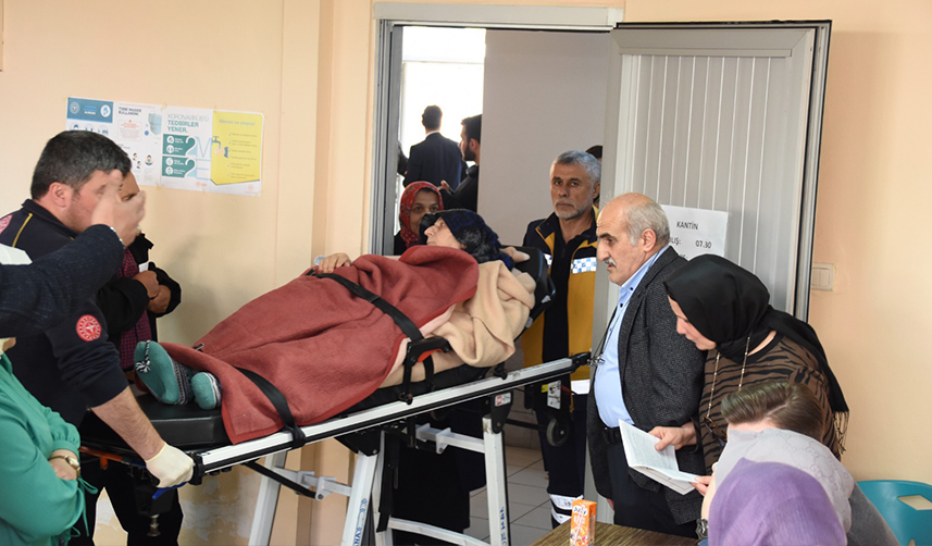 Trabzon’da yatağa bağımlı hasta ambulansla oy kullanmaya gitti