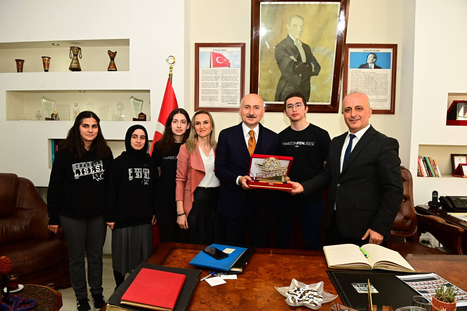 Bakan Karaismailoğlu, Trabzon Lisesi'nde sınıf arkadaşlarıyla buluştu