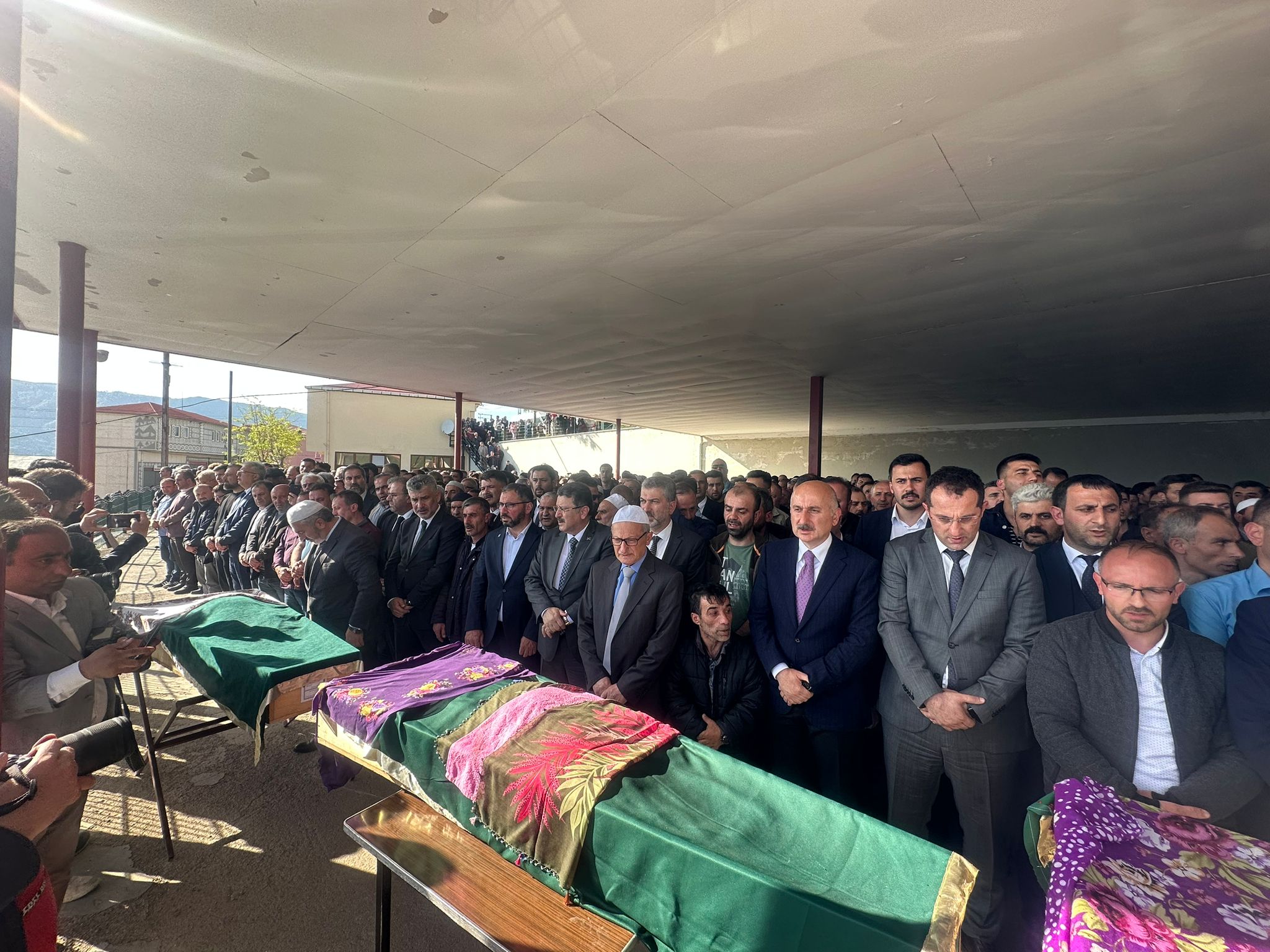Bakan Karaismailoğlu kazada hayatını kaybeden 4 vatandaşın cenazesine katıldı