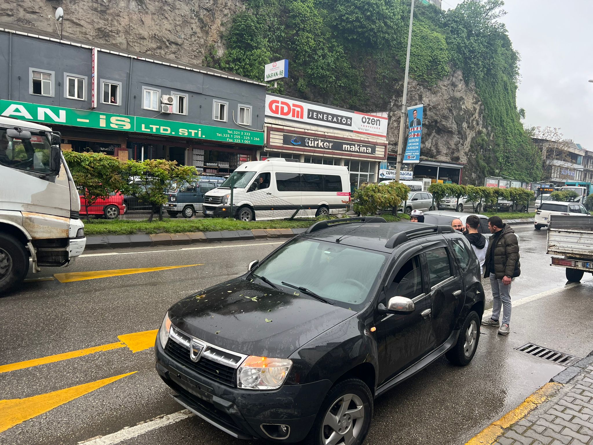 Trabzon’da korkutan kaza! Park halindeki araca çarparak durabildi