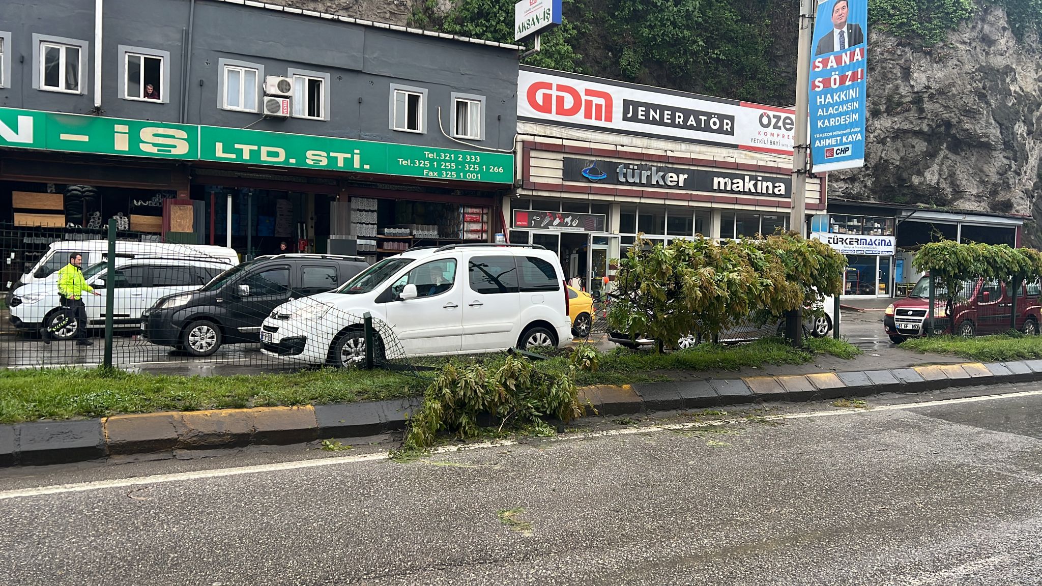 Trabzon’da korkutan kaza! Park halindeki araca çarparak durabildi