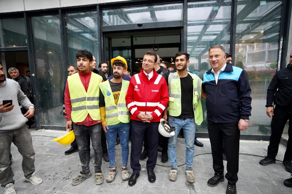 Ekrem İmamoğlu pazarda vatandaşlarla buluştu! "Adam kazanamadı, 2. turda bakacağız"