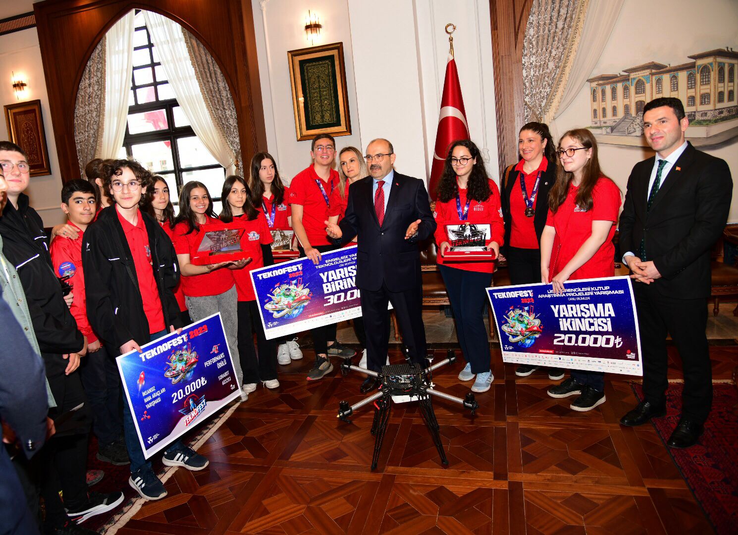 Teknofest’in yıldızları Vali Ustaoğlu’nu ziyaret etti