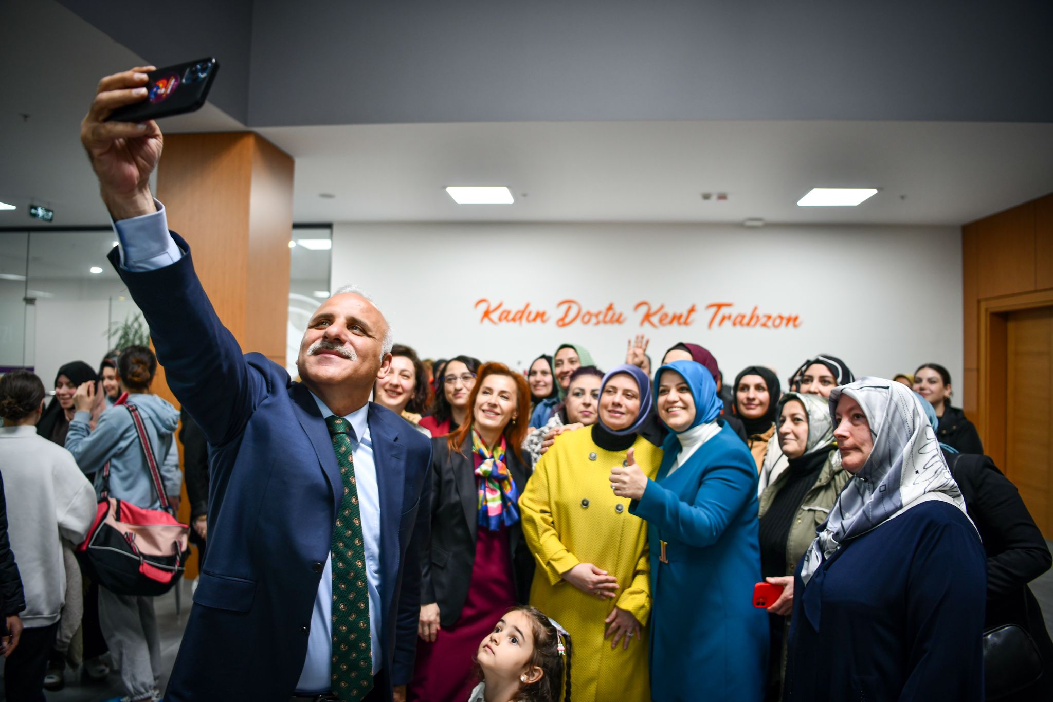 Başkan Zorluoğlu Trabzonlu kadınlarla bir araya geldi