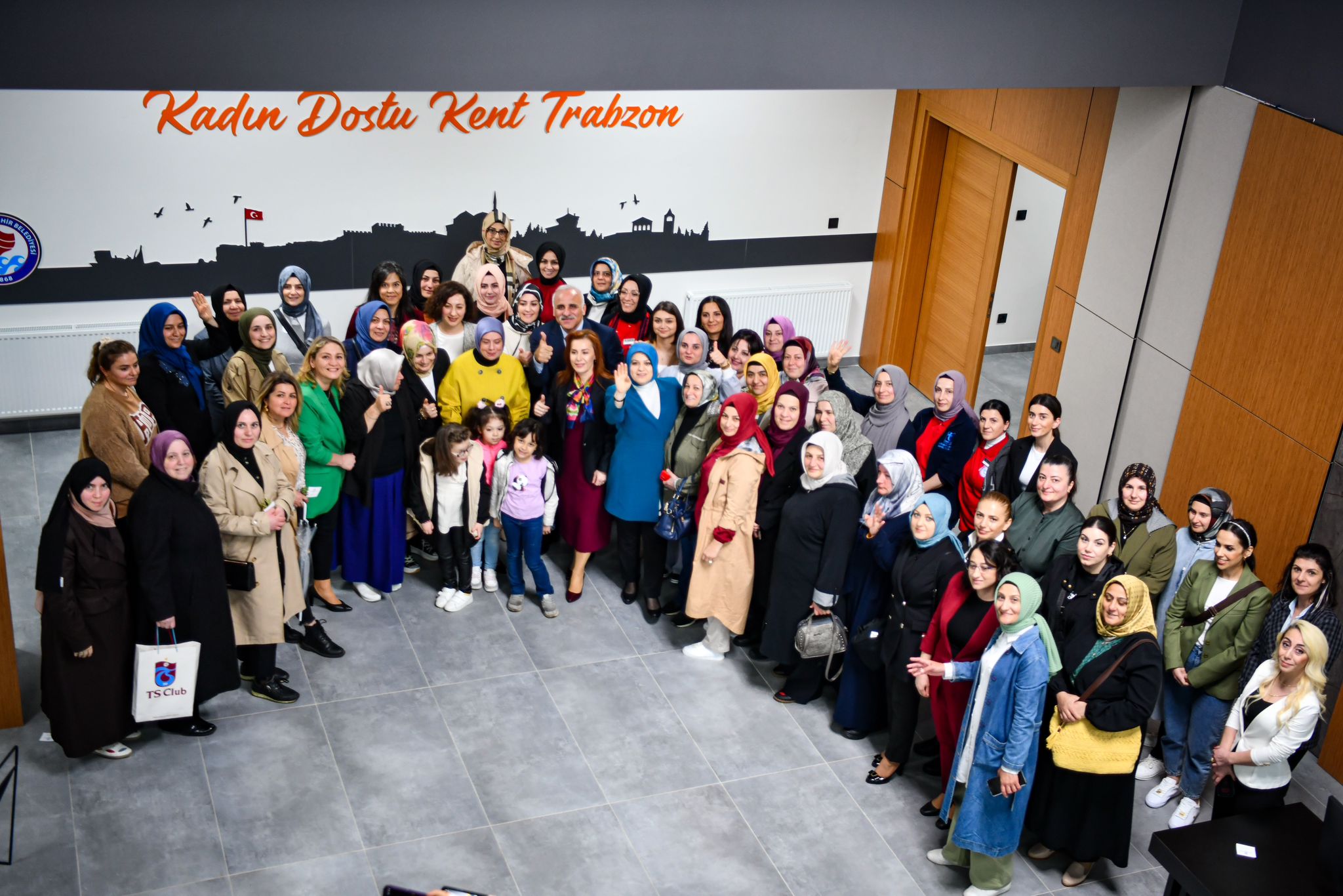 Başkan Zorluoğlu Trabzonlu kadınlarla bir araya geldi