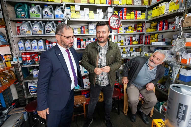 Yeniden Refah Partisi Milletvekili adayı Süleyman Pulat seçim çalışmaları kapsamında Trabzon’u karış karış dolaşıyor. Esnaflarla, emekçilerle, halkla bir araya gelen Pulat bugün Değirmendere sanayi sitesini ziyaret etti. Yeniden Refah Partisi Milletvekili adayı Pulat  seçim çalışmaları kapsamında Trabzon’u karış karış dolaşıyor. Esnaflarla, emekçilerle, halkla bir araya gelen Pulat bugün Değirmendere Büyük Sanayi Sitesini ziyaret etti. Burada bir konuşma yapan partinin 1. Sıra Milletvekili Adayı Süleyman Pulat Trabzon’un hızlı bir şekilde ayağa kalkması adına Sanayi ve Ticaretin desteklenmesi gerekliliğini vurguladı. Pulat açıklamalarında şunları kaydetti;  Bizler Türkiye'nin değeri Yeniden Refah Partisi Trabzon Milletvekili Adayı olarak bu şehri çok iyi tanıyoruz. Hepimiz bu memleketin çocuklarıyız. Ben şahsım bir sanayiciyim. Bu şehrin sanayi ve ticaret ile nasıl ayağa kalkacağını en iyi bilenlerdeniz. Bizler de bugün sizlerin karşısına bu şehrin vekilleri olarak meclise gidip Trabzon’un sanayi ve ticaretini desteklemek, yapılacak olan yatırımları yerinde izleyip takipçisi olmak adına sizlerden destek istiyoruz. Allah razı olsun esnaflarımız halkımız her gittiğimiz yerde bizlere büyük teveccüh gösteriyor.  YATIRIM TEŞVİKLERİ DEVAM ETMELİ, KÜÇÜK ESNAF VE SANAYİCİ DESTEKLENMELİ Hepimizin malumu şehrimiz 3. Teşvik bölgesi kapsamında. Mecliste bu şehri temsil etme yetkisi elde edersek, bu sürenin olabildiğince uzun vadeli devam etmesi adına Mecliste çalışmalarımız olacaktır. Bu konu yakinen takip edeceğiz Trabzon sanayi ve ticaretini desteklemek adına esnaf ve sanayicilerimize kolaylıklar sağlanması adına çalışmalarda bulunacağız. İnşallah Trabzon’u hep birlikte ayağa kaldıracağız.  BARAJ YOK, GÖNÜL RAHATLIĞIYLA REFAH PARTİSİNE OY VEREBİLİRSİNİZ Bizler bazen sahada gezerken halkımızdan baraj soruları alıyoruz. Çok defa bunu belirttik ancak burada da belirtmenin faydasını görüyorum. Yeniden Refah Partimizin Baraj sorunu yoktur. Çünkü biz Cumhur İttifakı'nda olan bir partiyiz. İttifak yüzde 7 oy oranı aldığı takdirde ittifaktaki tüm partiler ülke barajını geçmiş oluyor. Bu sebeple halkımız gönül rahatlığıyla oylarını Yeniden Refah Partisine verebilirler. dedi.