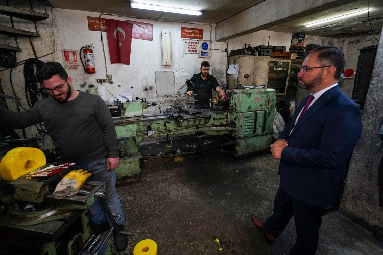 Yeniden Refah Partisi Milletvekili adayı Süleyman Pulat seçim çalışmaları kapsamında Trabzon’u karış karış dolaşıyor. Esnaflarla, emekçilerle, halkla bir araya gelen Pulat bugün Değirmendere sanayi sitesini ziyaret etti. Yeniden Refah Partisi Milletvekili adayı Pulat  seçim çalışmaları kapsamında Trabzon’u karış karış dolaşıyor. Esnaflarla, emekçilerle, halkla bir araya gelen Pulat bugün Değirmendere Büyük Sanayi Sitesini ziyaret etti. Burada bir konuşma yapan partinin 1. Sıra Milletvekili Adayı Süleyman Pulat Trabzon’un hızlı bir şekilde ayağa kalkması adına Sanayi ve Ticaretin desteklenmesi gerekliliğini vurguladı. Pulat açıklamalarında şunları kaydetti;  Bizler Türkiye'nin değeri Yeniden Refah Partisi Trabzon Milletvekili Adayı olarak bu şehri çok iyi tanıyoruz. Hepimiz bu memleketin çocuklarıyız. Ben şahsım bir sanayiciyim. Bu şehrin sanayi ve ticaret ile nasıl ayağa kalkacağını en iyi bilenlerdeniz. Bizler de bugün sizlerin karşısına bu şehrin vekilleri olarak meclise gidip Trabzon’un sanayi ve ticaretini desteklemek, yapılacak olan yatırımları yerinde izleyip takipçisi olmak adına sizlerden destek istiyoruz. Allah razı olsun esnaflarımız halkımız her gittiğimiz yerde bizlere büyük teveccüh gösteriyor.  YATIRIM TEŞVİKLERİ DEVAM ETMELİ, KÜÇÜK ESNAF VE SANAYİCİ DESTEKLENMELİ Hepimizin malumu şehrimiz 3. Teşvik bölgesi kapsamında. Mecliste bu şehri temsil etme yetkisi elde edersek, bu sürenin olabildiğince uzun vadeli devam etmesi adına Mecliste çalışmalarımız olacaktır. Bu konu yakinen takip edeceğiz Trabzon sanayi ve ticaretini desteklemek adına esnaf ve sanayicilerimize kolaylıklar sağlanması adına çalışmalarda bulunacağız. İnşallah Trabzon’u hep birlikte ayağa kaldıracağız.  BARAJ YOK, GÖNÜL RAHATLIĞIYLA REFAH PARTİSİNE OY VEREBİLİRSİNİZ Bizler bazen sahada gezerken halkımızdan baraj soruları alıyoruz. Çok defa bunu belirttik ancak burada da belirtmenin faydasını görüyorum. Yeniden Refah Partimizin Baraj sorunu yoktur. Çünkü biz Cumhur İttifakı'nda olan bir partiyiz. İttifak yüzde 7 oy oranı aldığı takdirde ittifaktaki tüm partiler ülke barajını geçmiş oluyor. Bu sebeple halkımız gönül rahatlığıyla oylarını Yeniden Refah Partisine verebilirler. dedi.