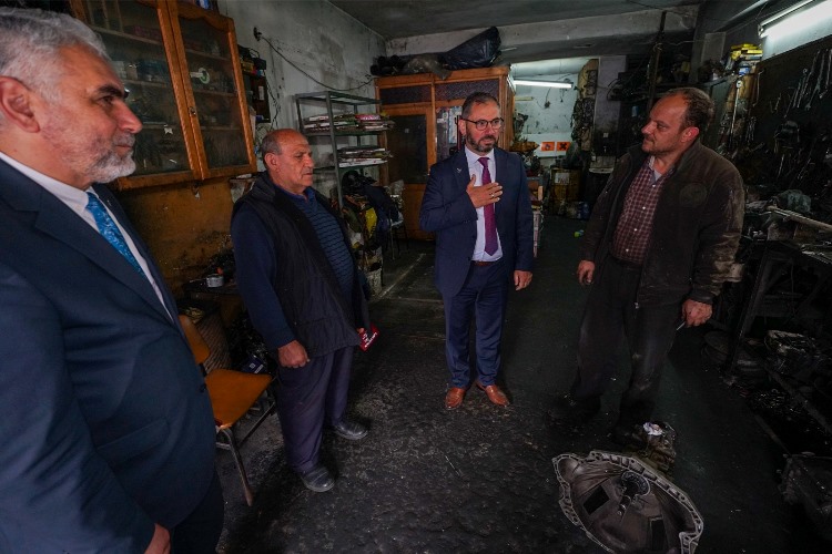 Yeniden Refah Partisi Milletvekili adayı Süleyman Pulat seçim çalışmaları kapsamında Trabzon’u karış karış dolaşıyor. Esnaflarla, emekçilerle, halkla bir araya gelen Pulat bugün Değirmendere sanayi sitesini ziyaret etti. Yeniden Refah Partisi Milletvekili adayı Pulat  seçim çalışmaları kapsamında Trabzon’u karış karış dolaşıyor. Esnaflarla, emekçilerle, halkla bir araya gelen Pulat bugün Değirmendere Büyük Sanayi Sitesini ziyaret etti. Burada bir konuşma yapan partinin 1. Sıra Milletvekili Adayı Süleyman Pulat Trabzon’un hızlı bir şekilde ayağa kalkması adına Sanayi ve Ticaretin desteklenmesi gerekliliğini vurguladı. Pulat açıklamalarında şunları kaydetti;  Bizler Türkiye'nin değeri Yeniden Refah Partisi Trabzon Milletvekili Adayı olarak bu şehri çok iyi tanıyoruz. Hepimiz bu memleketin çocuklarıyız. Ben şahsım bir sanayiciyim. Bu şehrin sanayi ve ticaret ile nasıl ayağa kalkacağını en iyi bilenlerdeniz. Bizler de bugün sizlerin karşısına bu şehrin vekilleri olarak meclise gidip Trabzon’un sanayi ve ticaretini desteklemek, yapılacak olan yatırımları yerinde izleyip takipçisi olmak adına sizlerden destek istiyoruz. Allah razı olsun esnaflarımız halkımız her gittiğimiz yerde bizlere büyük teveccüh gösteriyor.  YATIRIM TEŞVİKLERİ DEVAM ETMELİ, KÜÇÜK ESNAF VE SANAYİCİ DESTEKLENMELİ Hepimizin malumu şehrimiz 3. Teşvik bölgesi kapsamında. Mecliste bu şehri temsil etme yetkisi elde edersek, bu sürenin olabildiğince uzun vadeli devam etmesi adına Mecliste çalışmalarımız olacaktır. Bu konu yakinen takip edeceğiz Trabzon sanayi ve ticaretini desteklemek adına esnaf ve sanayicilerimize kolaylıklar sağlanması adına çalışmalarda bulunacağız. İnşallah Trabzon’u hep birlikte ayağa kaldıracağız.  BARAJ YOK, GÖNÜL RAHATLIĞIYLA REFAH PARTİSİNE OY VEREBİLİRSİNİZ Bizler bazen sahada gezerken halkımızdan baraj soruları alıyoruz. Çok defa bunu belirttik ancak burada da belirtmenin faydasını görüyorum. Yeniden Refah Partimizin Baraj sorunu yoktur. Çünkü biz Cumhur İttifakı'nda olan bir partiyiz. İttifak yüzde 7 oy oranı aldığı takdirde ittifaktaki tüm partiler ülke barajını geçmiş oluyor. Bu sebeple halkımız gönül rahatlığıyla oylarını Yeniden Refah Partisine verebilirler. dedi.