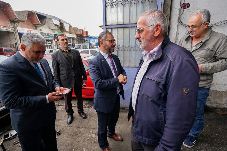 Yeniden Refah Partisi Milletvekili adayı Süleyman Pulat seçim çalışmaları kapsamında Trabzon’u karış karış dolaşıyor. Esnaflarla, emekçilerle, halkla bir araya gelen Pulat bugün Değirmendere sanayi sitesini ziyaret etti. Yeniden Refah Partisi Milletvekili adayı Pulat  seçim çalışmaları kapsamında Trabzon’u karış karış dolaşıyor. Esnaflarla, emekçilerle, halkla bir araya gelen Pulat bugün Değirmendere Büyük Sanayi Sitesini ziyaret etti. Burada bir konuşma yapan partinin 1. Sıra Milletvekili Adayı Süleyman Pulat Trabzon’un hızlı bir şekilde ayağa kalkması adına Sanayi ve Ticaretin desteklenmesi gerekliliğini vurguladı. Pulat açıklamalarında şunları kaydetti;  Bizler Türkiye'nin değeri Yeniden Refah Partisi Trabzon Milletvekili Adayı olarak bu şehri çok iyi tanıyoruz. Hepimiz bu memleketin çocuklarıyız. Ben şahsım bir sanayiciyim. Bu şehrin sanayi ve ticaret ile nasıl ayağa kalkacağını en iyi bilenlerdeniz. Bizler de bugün sizlerin karşısına bu şehrin vekilleri olarak meclise gidip Trabzon’un sanayi ve ticaretini desteklemek, yapılacak olan yatırımları yerinde izleyip takipçisi olmak adına sizlerden destek istiyoruz. Allah razı olsun esnaflarımız halkımız her gittiğimiz yerde bizlere büyük teveccüh gösteriyor.  YATIRIM TEŞVİKLERİ DEVAM ETMELİ, KÜÇÜK ESNAF VE SANAYİCİ DESTEKLENMELİ Hepimizin malumu şehrimiz 3. Teşvik bölgesi kapsamında. Mecliste bu şehri temsil etme yetkisi elde edersek, bu sürenin olabildiğince uzun vadeli devam etmesi adına Mecliste çalışmalarımız olacaktır. Bu konu yakinen takip edeceğiz Trabzon sanayi ve ticaretini desteklemek adına esnaf ve sanayicilerimize kolaylıklar sağlanması adına çalışmalarda bulunacağız. İnşallah Trabzon’u hep birlikte ayağa kaldıracağız.  BARAJ YOK, GÖNÜL RAHATLIĞIYLA REFAH PARTİSİNE OY VEREBİLİRSİNİZ Bizler bazen sahada gezerken halkımızdan baraj soruları alıyoruz. Çok defa bunu belirttik ancak burada da belirtmenin faydasını görüyorum. Yeniden Refah Partimizin Baraj sorunu yoktur. Çünkü biz Cumhur İttifakı'nda olan bir partiyiz. İttifak yüzde 7 oy oranı aldığı takdirde ittifaktaki tüm partiler ülke barajını geçmiş oluyor. Bu sebeple halkımız gönül rahatlığıyla oylarını Yeniden Refah Partisine verebilirler. dedi.