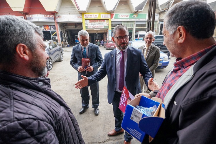 Yeniden Refah Partisi Milletvekili adayı Süleyman Pulat seçim çalışmaları kapsamında Trabzon’u karış karış dolaşıyor. Esnaflarla, emekçilerle, halkla bir araya gelen Pulat bugün Değirmendere sanayi sitesini ziyaret etti. Yeniden Refah Partisi Milletvekili adayı Pulat  seçim çalışmaları kapsamında Trabzon’u karış karış dolaşıyor. Esnaflarla, emekçilerle, halkla bir araya gelen Pulat bugün Değirmendere Büyük Sanayi Sitesini ziyaret etti. Burada bir konuşma yapan partinin 1. Sıra Milletvekili Adayı Süleyman Pulat Trabzon’un hızlı bir şekilde ayağa kalkması adına Sanayi ve Ticaretin desteklenmesi gerekliliğini vurguladı. Pulat açıklamalarında şunları kaydetti;  Bizler Türkiye'nin değeri Yeniden Refah Partisi Trabzon Milletvekili Adayı olarak bu şehri çok iyi tanıyoruz. Hepimiz bu memleketin çocuklarıyız. Ben şahsım bir sanayiciyim. Bu şehrin sanayi ve ticaret ile nasıl ayağa kalkacağını en iyi bilenlerdeniz. Bizler de bugün sizlerin karşısına bu şehrin vekilleri olarak meclise gidip Trabzon’un sanayi ve ticaretini desteklemek, yapılacak olan yatırımları yerinde izleyip takipçisi olmak adına sizlerden destek istiyoruz. Allah razı olsun esnaflarımız halkımız her gittiğimiz yerde bizlere büyük teveccüh gösteriyor.  YATIRIM TEŞVİKLERİ DEVAM ETMELİ, KÜÇÜK ESNAF VE SANAYİCİ DESTEKLENMELİ Hepimizin malumu şehrimiz 3. Teşvik bölgesi kapsamında. Mecliste bu şehri temsil etme yetkisi elde edersek, bu sürenin olabildiğince uzun vadeli devam etmesi adına Mecliste çalışmalarımız olacaktır. Bu konu yakinen takip edeceğiz Trabzon sanayi ve ticaretini desteklemek adına esnaf ve sanayicilerimize kolaylıklar sağlanması adına çalışmalarda bulunacağız. İnşallah Trabzon’u hep birlikte ayağa kaldıracağız.  BARAJ YOK, GÖNÜL RAHATLIĞIYLA REFAH PARTİSİNE OY VEREBİLİRSİNİZ Bizler bazen sahada gezerken halkımızdan baraj soruları alıyoruz. Çok defa bunu belirttik ancak burada da belirtmenin faydasını görüyorum. Yeniden Refah Partimizin Baraj sorunu yoktur. Çünkü biz Cumhur İttifakı'nda olan bir partiyiz. İttifak yüzde 7 oy oranı aldığı takdirde ittifaktaki tüm partiler ülke barajını geçmiş oluyor. Bu sebeple halkımız gönül rahatlığıyla oylarını Yeniden Refah Partisine verebilirler. dedi.