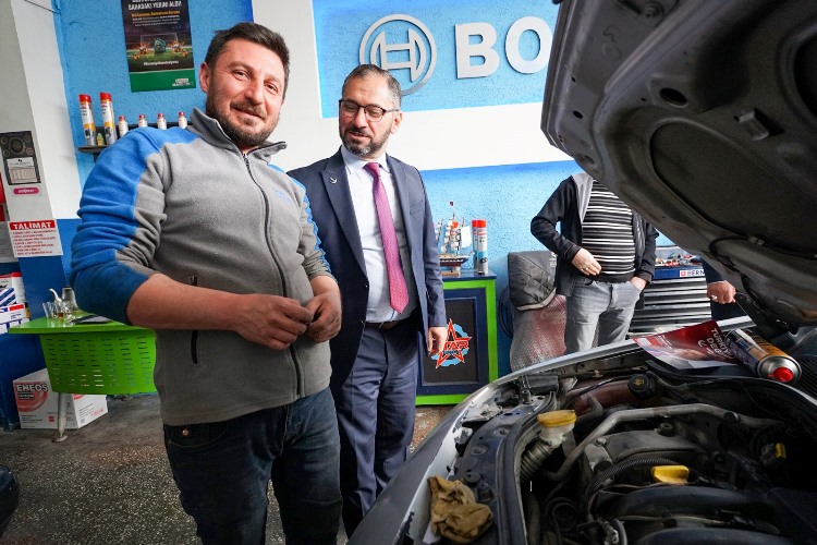 Yeniden Refah Partisi Milletvekili adayı Süleyman Pulat seçim çalışmaları kapsamında Trabzon’u karış karış dolaşıyor. Esnaflarla, emekçilerle, halkla bir araya gelen Pulat bugün Değirmendere sanayi sitesini ziyaret etti. Yeniden Refah Partisi Milletvekili adayı Pulat  seçim çalışmaları kapsamında Trabzon’u karış karış dolaşıyor. Esnaflarla, emekçilerle, halkla bir araya gelen Pulat bugün Değirmendere Büyük Sanayi Sitesini ziyaret etti. Burada bir konuşma yapan partinin 1. Sıra Milletvekili Adayı Süleyman Pulat Trabzon’un hızlı bir şekilde ayağa kalkması adına Sanayi ve Ticaretin desteklenmesi gerekliliğini vurguladı. Pulat açıklamalarında şunları kaydetti;  Bizler Türkiye'nin değeri Yeniden Refah Partisi Trabzon Milletvekili Adayı olarak bu şehri çok iyi tanıyoruz. Hepimiz bu memleketin çocuklarıyız. Ben şahsım bir sanayiciyim. Bu şehrin sanayi ve ticaret ile nasıl ayağa kalkacağını en iyi bilenlerdeniz. Bizler de bugün sizlerin karşısına bu şehrin vekilleri olarak meclise gidip Trabzon’un sanayi ve ticaretini desteklemek, yapılacak olan yatırımları yerinde izleyip takipçisi olmak adına sizlerden destek istiyoruz. Allah razı olsun esnaflarımız halkımız her gittiğimiz yerde bizlere büyük teveccüh gösteriyor.  YATIRIM TEŞVİKLERİ DEVAM ETMELİ, KÜÇÜK ESNAF VE SANAYİCİ DESTEKLENMELİ Hepimizin malumu şehrimiz 3. Teşvik bölgesi kapsamında. Mecliste bu şehri temsil etme yetkisi elde edersek, bu sürenin olabildiğince uzun vadeli devam etmesi adına Mecliste çalışmalarımız olacaktır. Bu konu yakinen takip edeceğiz Trabzon sanayi ve ticaretini desteklemek adına esnaf ve sanayicilerimize kolaylıklar sağlanması adına çalışmalarda bulunacağız. İnşallah Trabzon’u hep birlikte ayağa kaldıracağız.  BARAJ YOK, GÖNÜL RAHATLIĞIYLA REFAH PARTİSİNE OY VEREBİLİRSİNİZ Bizler bazen sahada gezerken halkımızdan baraj soruları alıyoruz. Çok defa bunu belirttik ancak burada da belirtmenin faydasını görüyorum. Yeniden Refah Partimizin Baraj sorunu yoktur. Çünkü biz Cumhur İttifakı'nda olan bir partiyiz. İttifak yüzde 7 oy oranı aldığı takdirde ittifaktaki tüm partiler ülke barajını geçmiş oluyor. Bu sebeple halkımız gönül rahatlığıyla oylarını Yeniden Refah Partisine verebilirler. dedi.