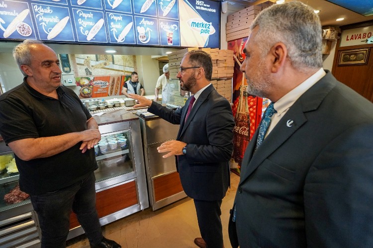 Yeniden Refah Partisi Milletvekili adayı Süleyman Pulat seçim çalışmaları kapsamında Trabzon’u karış karış dolaşıyor. Esnaflarla, emekçilerle, halkla bir araya gelen Pulat bugün Değirmendere sanayi sitesini ziyaret etti. Yeniden Refah Partisi Milletvekili adayı Pulat  seçim çalışmaları kapsamında Trabzon’u karış karış dolaşıyor. Esnaflarla, emekçilerle, halkla bir araya gelen Pulat bugün Değirmendere Büyük Sanayi Sitesini ziyaret etti. Burada bir konuşma yapan partinin 1. Sıra Milletvekili Adayı Süleyman Pulat Trabzon’un hızlı bir şekilde ayağa kalkması adına Sanayi ve Ticaretin desteklenmesi gerekliliğini vurguladı. Pulat açıklamalarında şunları kaydetti;  Bizler Türkiye'nin değeri Yeniden Refah Partisi Trabzon Milletvekili Adayı olarak bu şehri çok iyi tanıyoruz. Hepimiz bu memleketin çocuklarıyız. Ben şahsım bir sanayiciyim. Bu şehrin sanayi ve ticaret ile nasıl ayağa kalkacağını en iyi bilenlerdeniz. Bizler de bugün sizlerin karşısına bu şehrin vekilleri olarak meclise gidip Trabzon’un sanayi ve ticaretini desteklemek, yapılacak olan yatırımları yerinde izleyip takipçisi olmak adına sizlerden destek istiyoruz. Allah razı olsun esnaflarımız halkımız her gittiğimiz yerde bizlere büyük teveccüh gösteriyor.  YATIRIM TEŞVİKLERİ DEVAM ETMELİ, KÜÇÜK ESNAF VE SANAYİCİ DESTEKLENMELİ Hepimizin malumu şehrimiz 3. Teşvik bölgesi kapsamında. Mecliste bu şehri temsil etme yetkisi elde edersek, bu sürenin olabildiğince uzun vadeli devam etmesi adına Mecliste çalışmalarımız olacaktır. Bu konu yakinen takip edeceğiz Trabzon sanayi ve ticaretini desteklemek adına esnaf ve sanayicilerimize kolaylıklar sağlanması adına çalışmalarda bulunacağız. İnşallah Trabzon’u hep birlikte ayağa kaldıracağız.  BARAJ YOK, GÖNÜL RAHATLIĞIYLA REFAH PARTİSİNE OY VEREBİLİRSİNİZ Bizler bazen sahada gezerken halkımızdan baraj soruları alıyoruz. Çok defa bunu belirttik ancak burada da belirtmenin faydasını görüyorum. Yeniden Refah Partimizin Baraj sorunu yoktur. Çünkü biz Cumhur İttifakı'nda olan bir partiyiz. İttifak yüzde 7 oy oranı aldığı takdirde ittifaktaki tüm partiler ülke barajını geçmiş oluyor. Bu sebeple halkımız gönül rahatlığıyla oylarını Yeniden Refah Partisine verebilirler. dedi.