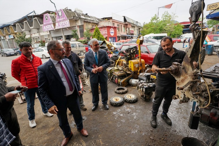 Yeniden Refah Partisi Milletvekili adayı Süleyman Pulat seçim çalışmaları kapsamında Trabzon’u karış karış dolaşıyor. Esnaflarla, emekçilerle, halkla bir araya gelen Pulat bugün Değirmendere sanayi sitesini ziyaret etti. Yeniden Refah Partisi Milletvekili adayı Pulat  seçim çalışmaları kapsamında Trabzon’u karış karış dolaşıyor. Esnaflarla, emekçilerle, halkla bir araya gelen Pulat bugün Değirmendere Büyük Sanayi Sitesini ziyaret etti. Burada bir konuşma yapan partinin 1. Sıra Milletvekili Adayı Süleyman Pulat Trabzon’un hızlı bir şekilde ayağa kalkması adına Sanayi ve Ticaretin desteklenmesi gerekliliğini vurguladı. Pulat açıklamalarında şunları kaydetti;  Bizler Türkiye'nin değeri Yeniden Refah Partisi Trabzon Milletvekili Adayı olarak bu şehri çok iyi tanıyoruz. Hepimiz bu memleketin çocuklarıyız. Ben şahsım bir sanayiciyim. Bu şehrin sanayi ve ticaret ile nasıl ayağa kalkacağını en iyi bilenlerdeniz. Bizler de bugün sizlerin karşısına bu şehrin vekilleri olarak meclise gidip Trabzon’un sanayi ve ticaretini desteklemek, yapılacak olan yatırımları yerinde izleyip takipçisi olmak adına sizlerden destek istiyoruz. Allah razı olsun esnaflarımız halkımız her gittiğimiz yerde bizlere büyük teveccüh gösteriyor.  YATIRIM TEŞVİKLERİ DEVAM ETMELİ, KÜÇÜK ESNAF VE SANAYİCİ DESTEKLENMELİ Hepimizin malumu şehrimiz 3. Teşvik bölgesi kapsamında. Mecliste bu şehri temsil etme yetkisi elde edersek, bu sürenin olabildiğince uzun vadeli devam etmesi adına Mecliste çalışmalarımız olacaktır. Bu konu yakinen takip edeceğiz Trabzon sanayi ve ticaretini desteklemek adına esnaf ve sanayicilerimize kolaylıklar sağlanması adına çalışmalarda bulunacağız. İnşallah Trabzon’u hep birlikte ayağa kaldıracağız.  BARAJ YOK, GÖNÜL RAHATLIĞIYLA REFAH PARTİSİNE OY VEREBİLİRSİNİZ Bizler bazen sahada gezerken halkımızdan baraj soruları alıyoruz. Çok defa bunu belirttik ancak burada da belirtmenin faydasını görüyorum. Yeniden Refah Partimizin Baraj sorunu yoktur. Çünkü biz Cumhur İttifakı'nda olan bir partiyiz. İttifak yüzde 7 oy oranı aldığı takdirde ittifaktaki tüm partiler ülke barajını geçmiş oluyor. Bu sebeple halkımız gönül rahatlığıyla oylarını Yeniden Refah Partisine verebilirler. dedi.