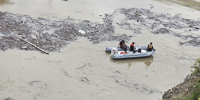 Artvin'de Çoruh Nehri'ne uçan kamyon şoföründen 10 gündür haber yok