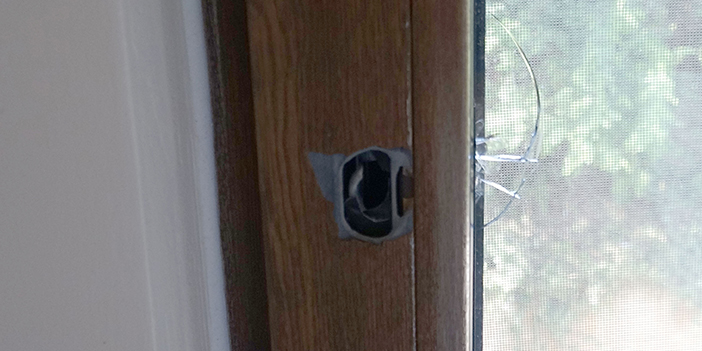 Trabzon'da yorgun mermi pencereyi deldi! Küçük çocuk ölümden döndü