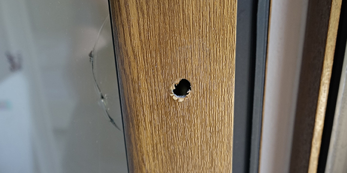 Trabzon'da yorgun mermi pencereyi deldi! Küçük çocuk ölümden döndü