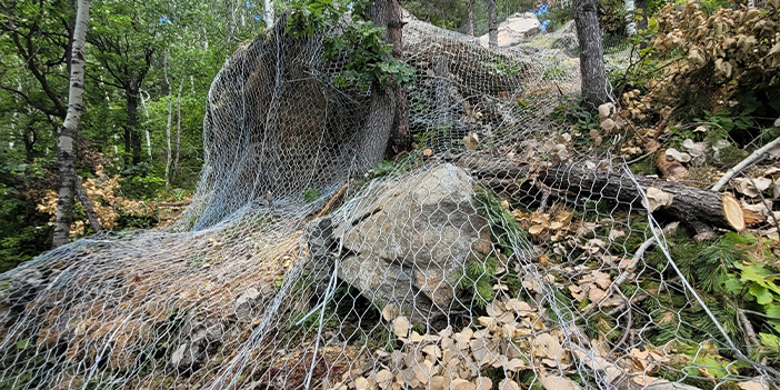 Gümüşhane'de yamaçlarda kaya riskine karşı önlem! 