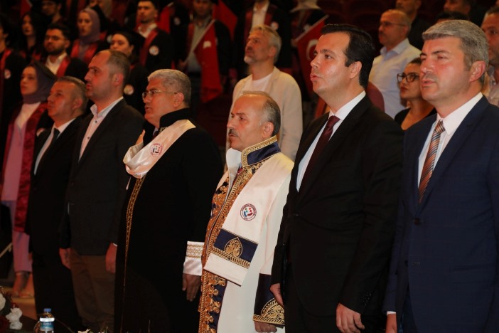 trabzon-universitesi-besikduzu-myo-mezunlarini-verdi.jpeg