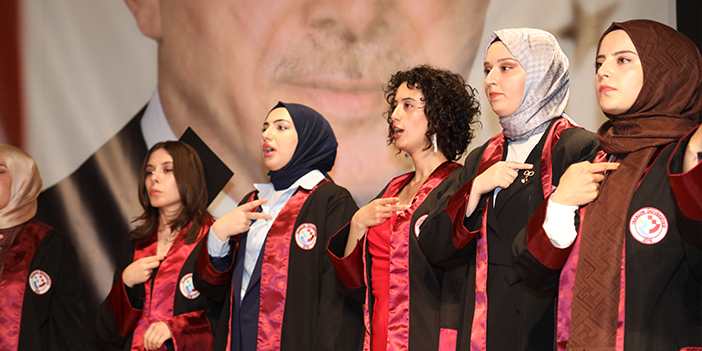 Trabzon'da mezuniyet töreninde İstiklal Marşı işaret diliyle okundu