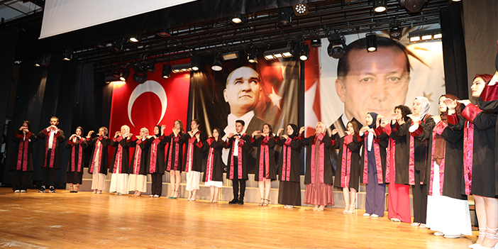 Trabzon'da mezuniyet töreninde İstiklal Marşı işaret diliyle okundu