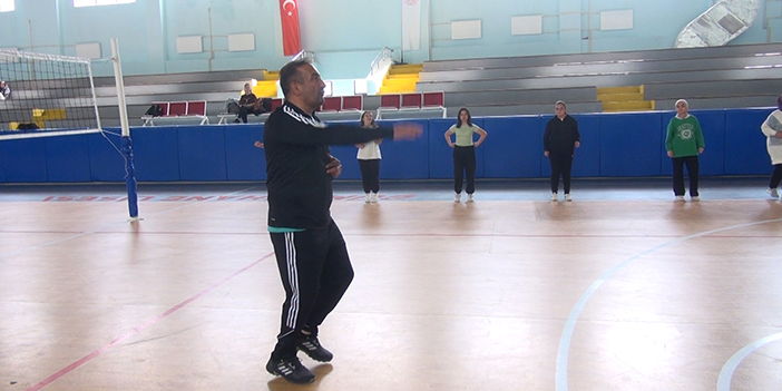 Gümüşhane'de hayalini kurduğu okulda öğrencilere spor sevgisini aşılıyor