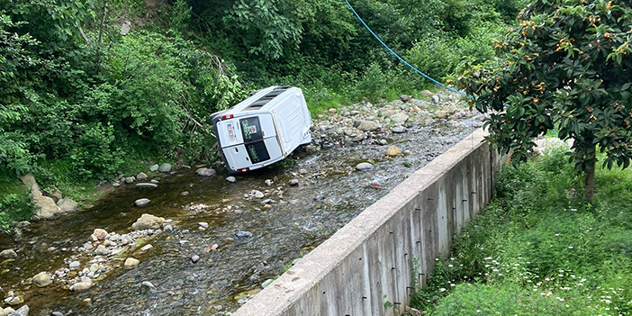 Trabzon'da servis aracı dereye yuvarlandı! Muhtar ağır yaralı