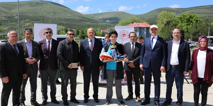 Bayburt'ta atık pil toplama yarışmasında şampiyon olan okullar ödüllerine kavuştu