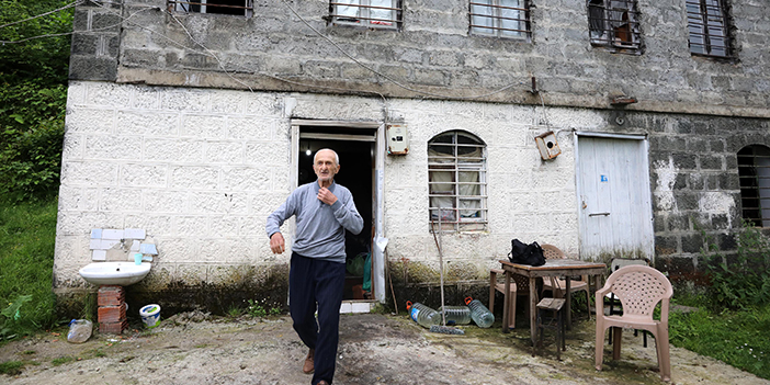 Pandemi bitti ama Trabzon'da gönüllü karantinasını bitirmedi