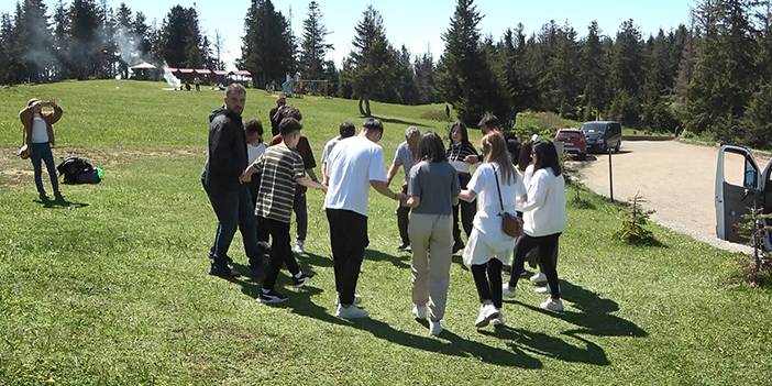 Trabzon'da güneşli havayı fırsat bilip yaylaları şenlendirdiler